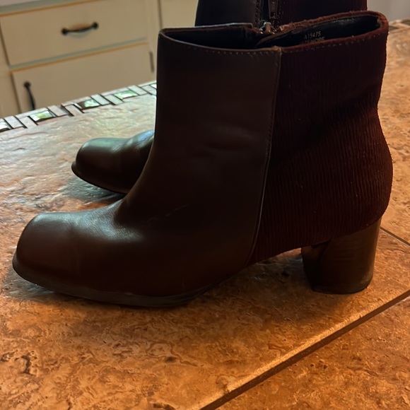 White mountain ankle boots. Brown. Very comfortable! - Picture 3 of 6